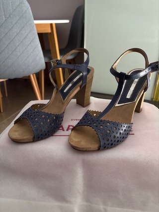 Sandalias de tacón azul y marrón