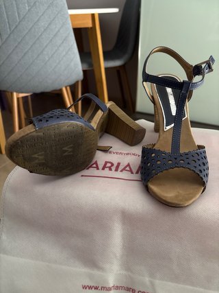 Sandalias de tacón azul y marrón