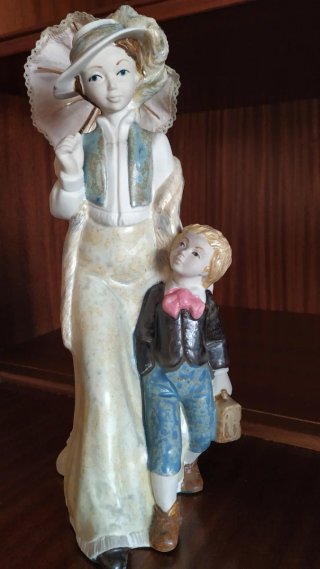 Conjunto 2 Figuras Porcelana Mujer y Niño