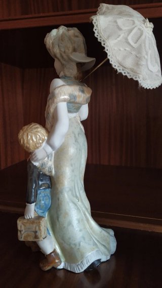 Conjunto 2 Figuras Porcelana Mujer y Niño