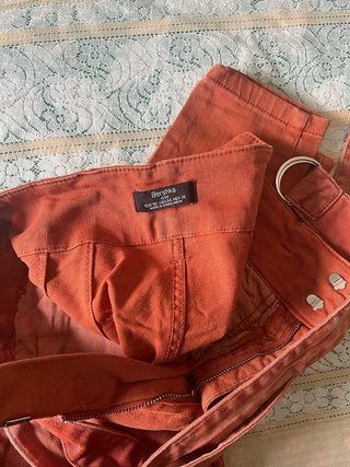 Pantalón marrón/naranja con cinturón