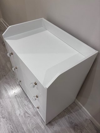 Cómoda Hauga Ikea Blanca con tiradores cambiados