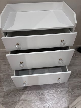 Cómoda Hauga Ikea Blanca con tiradores cambiados