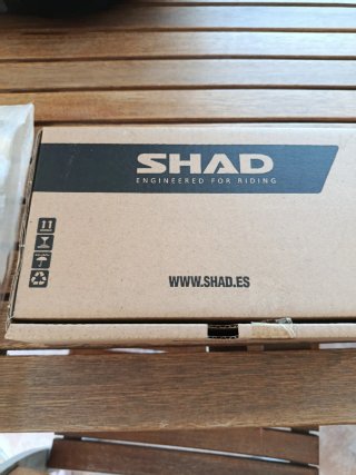 Baúl SHAD Negro con Placa y Respaldo