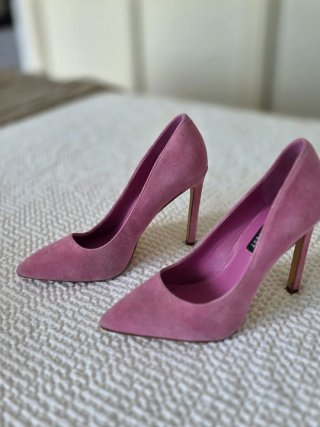 Zapatos de tacón rosa ante