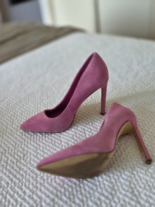 Zapatos de tacón rosa ante