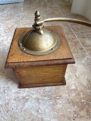 Molinillo de café antiguo de madera