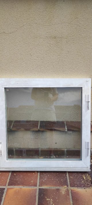 Dos ventanas de aluminio batientes