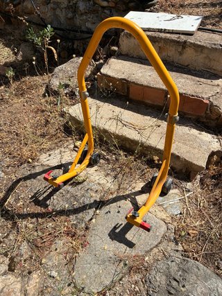Caballete moto amarillo