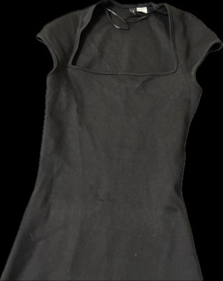 Vestido Negro Cuello Cuadrado Manga Corta
