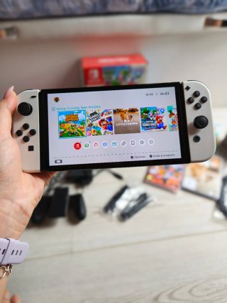 Nintendo Switch OLED + Super Mario Bros Wonder