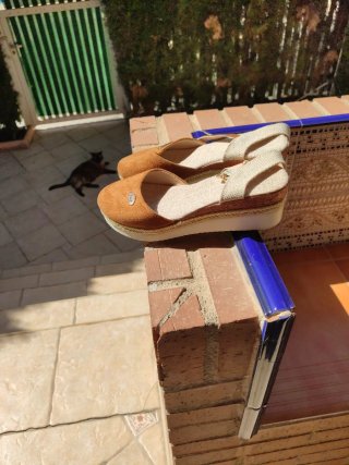 Zapatos cuña marrón y beige