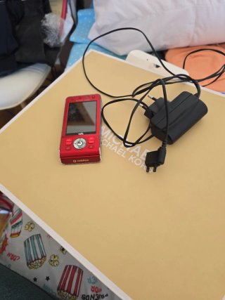 Sony Ericsson Rojo - Cargado