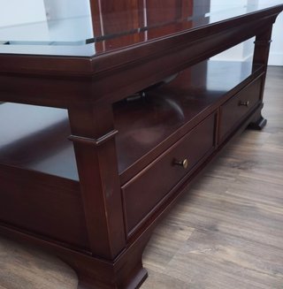 Mesa baja de salón de madera y cristal