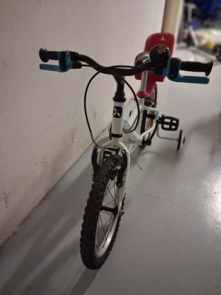 Bicicleta infantil Btwin con ruedines