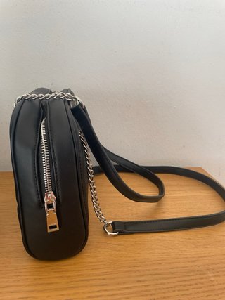 Bolso acolchado negro con cadena