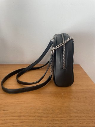 Bolso acolchado negro con cadena