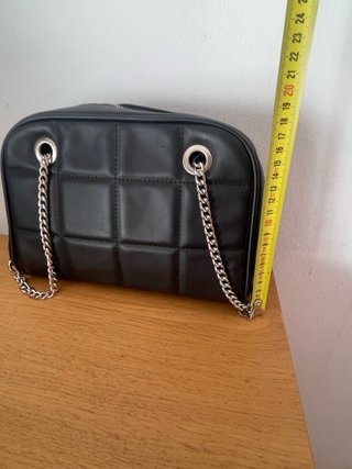 Bolso acolchado negro con cadena
