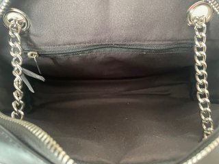 Bolso acolchado negro con cadena