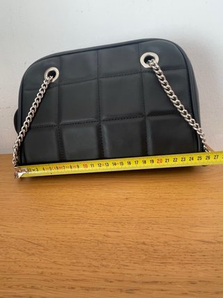 Bolso acolchado negro con cadena