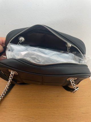 Bolso acolchado negro con cadena