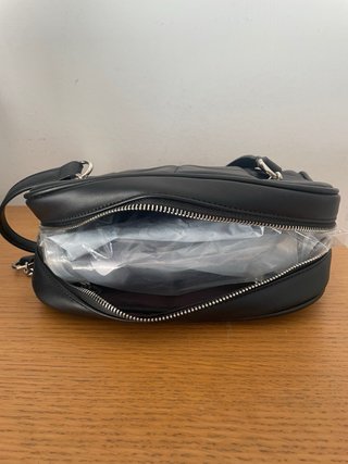 Bolso acolchado negro con cadena