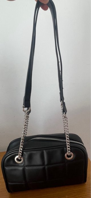 Bolso acolchado negro con cadena
