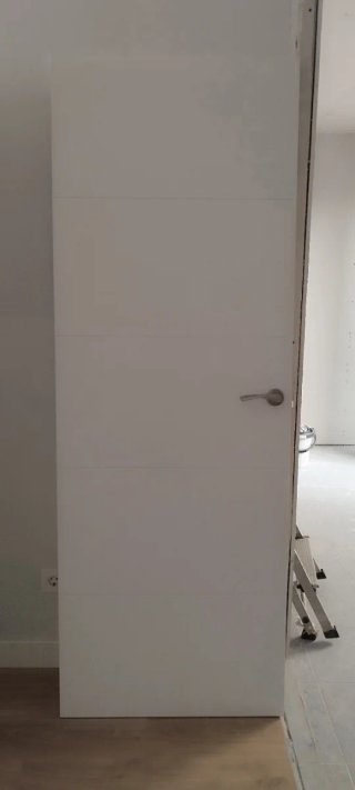 Puertas blancas interiores con manetas