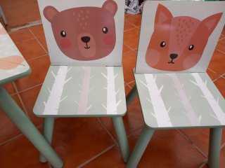 Mesa infantil con 2 sillas