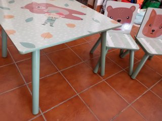 Mesa infantil con 2 sillas