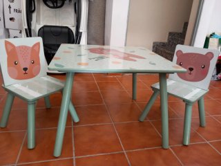 Mesa infantil con 2 sillas