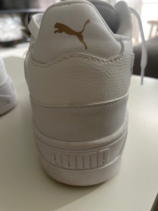 Zapatillas Puma Blancas y Doradas