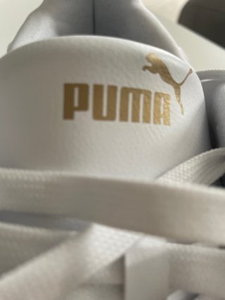 Zapatillas Puma Blancas y Doradas
