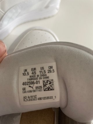 Zapatillas Puma Blancas y Doradas