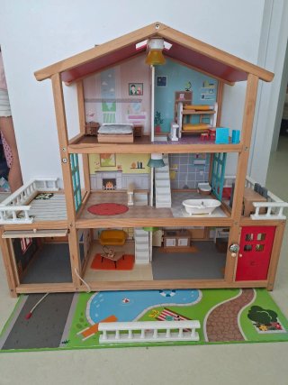 Casita de muñecas de madera