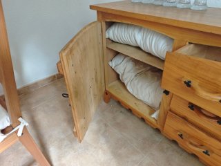Mueble de madera con puertas y cajones
