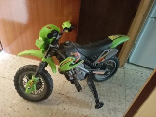 Moto de plástico pequeña verde y negra