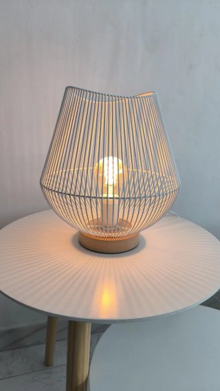 Lámpara blanca de mesa