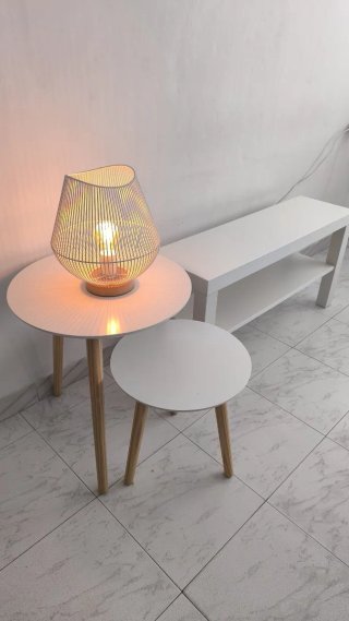 Lámpara blanca de mesa