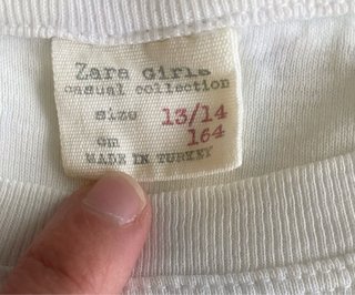 Camiseta blanca con bolsillo de lentejuelas