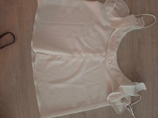 Blusa blanca con volantes y botones