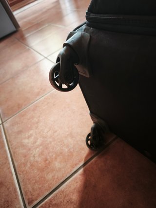 Maleta de viaje negra,poco uso,medidas 70x46x26