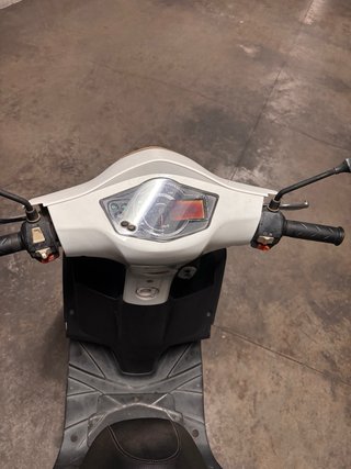 Scooter Tourer 125 blanca y negra
