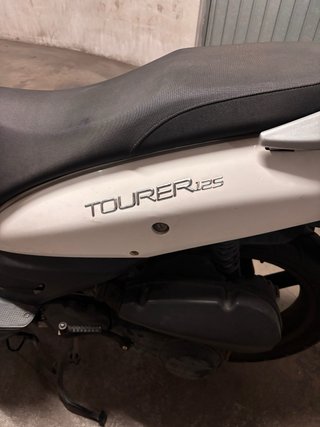 Scooter Tourer 125 blanca y negra