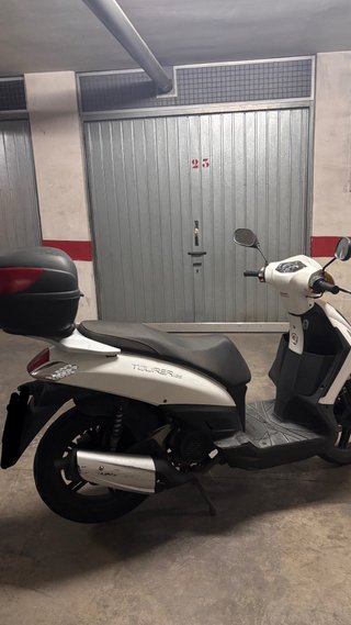Scooter Tourer 125 blanca y negra