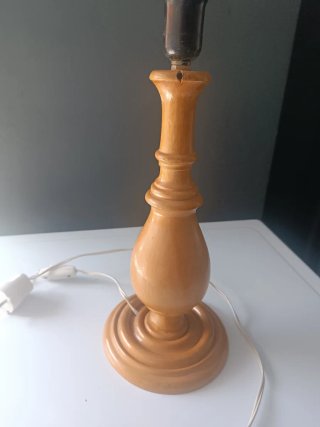 Lámpara de mesa de madera