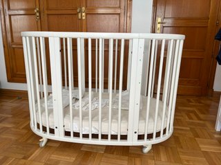 Cuna Stokke con colchón y protector