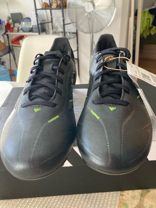 Botas de fútbol Adidas negras y verdes