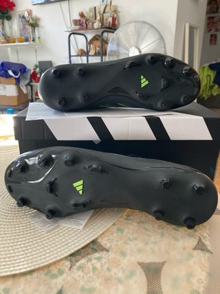 Botas de fútbol Adidas negras y verdes
