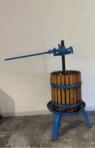 Prensa de vino de madera y metal